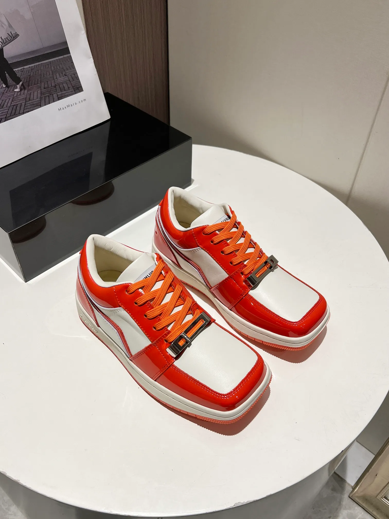👟👟Ex-factory price 480👟👟 👑CALVINLUO I CUBE SNEAKER trendy brand square shoes low-top casual square-toe sneakers skateboard shoes sneakers👑 Starting from the design elements of classic two-color sneakers, CALVINLUO extracts the iconic elements of casual sneakers and integrates them into the formal "square toe" of formal shoes to make the overall lines of the sneakers more distinct. Nowadays, the matching rules are casual. 🧣Formal sports shoes are nothing new. The unique avant-garde square lines of CUBE SNEAKER, whether it echoes the tough and crisp suits, or appears in an eclectic manner in street styles, are a choice that breaks away from tradition and shows personality🧢 ▪️ Fabric: Original custom imported first-layer cowhide ▪️ Lining: Imported breathable mesh lining + soft sheepskin ▪️ Sole: Original molded two-color TPU outsole ▪️ Size: 35-40 (40 customized)